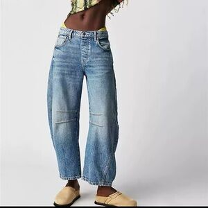 Medium Wash High Rise Trendy Barrel Jeans size Small / 26 NEW